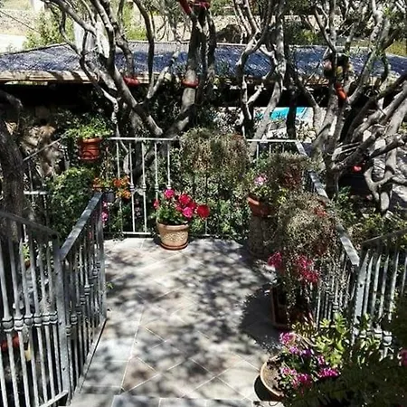 לינה וארוחת בוקר Antica Isola 3*